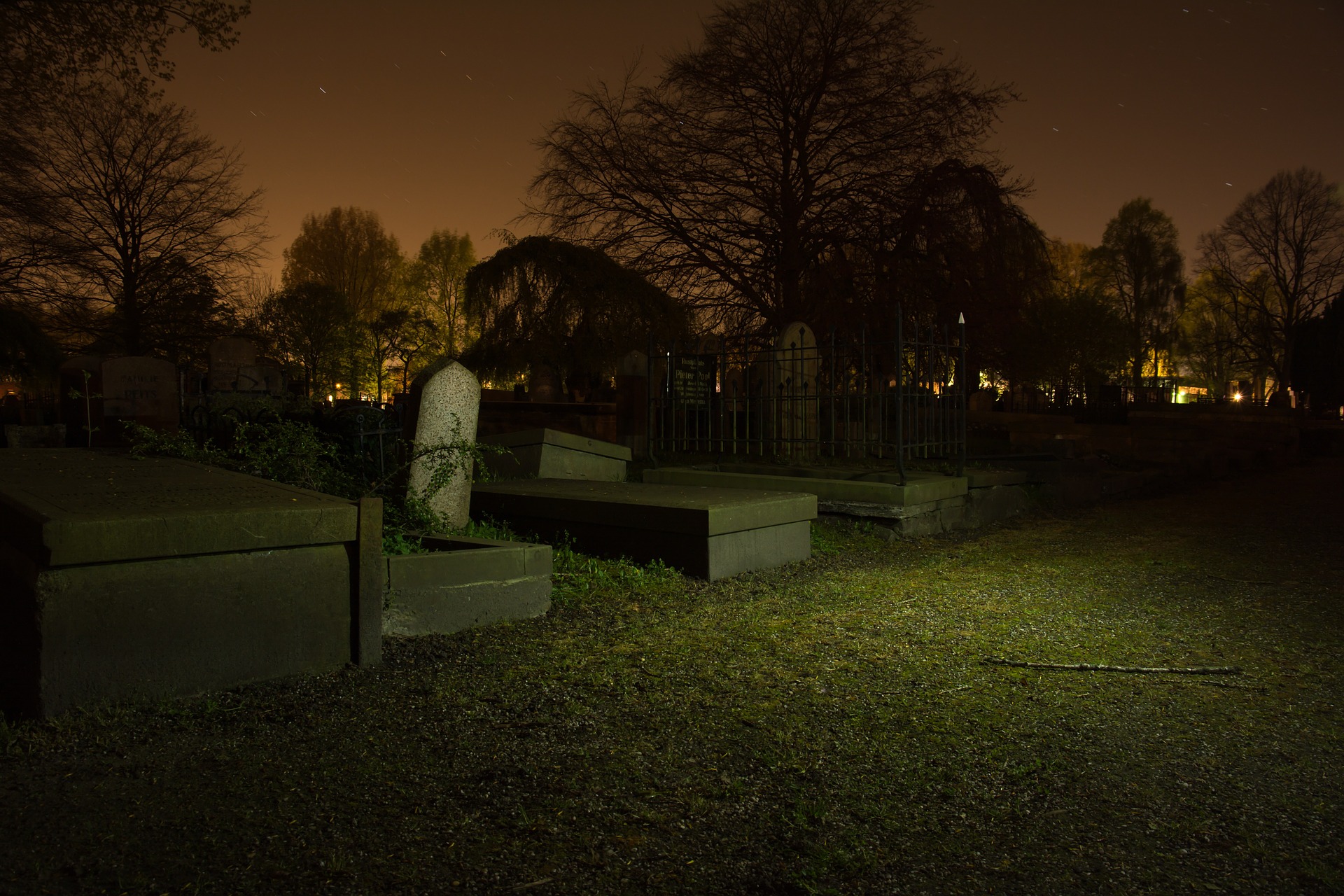 graveyard-384604_1920